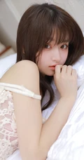 温柔型美丽女孩蕾丝肩带睡衣短裤室内氛围写真美照