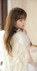 温柔型美丽女孩蕾丝肩带睡衣短裤室内氛围写真美照