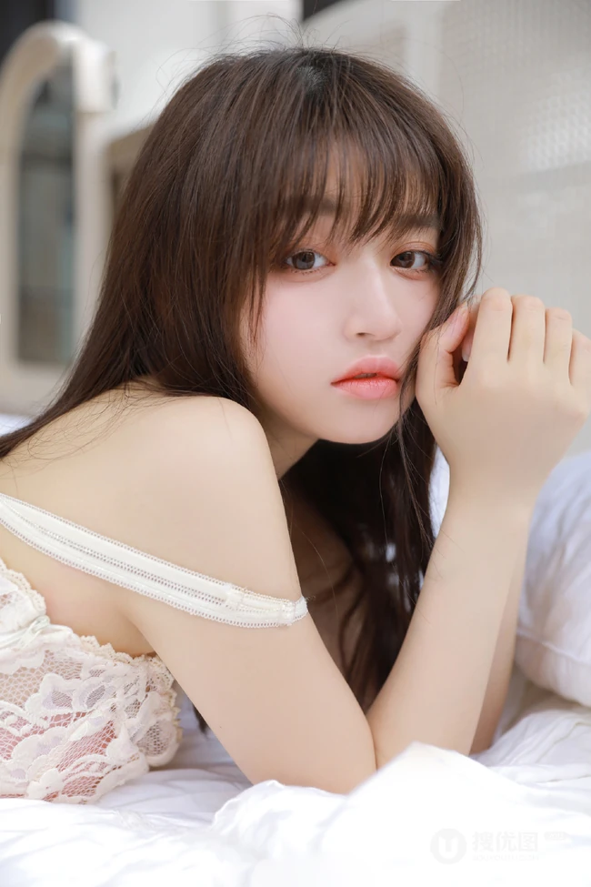温柔型美丽女孩蕾丝肩带睡衣短裤室内氛围写真美照
