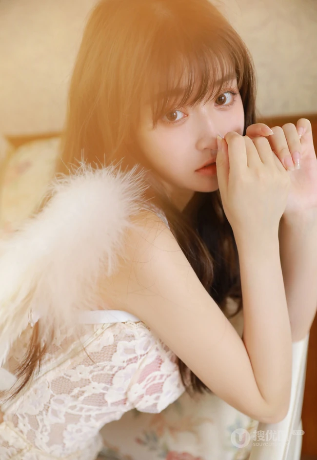 温柔型美丽女孩蕾丝肩带睡衣短裤室内氛围写真美照
