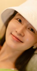 戴着白色帽子的李沁和各种水果拍照清新写真图片