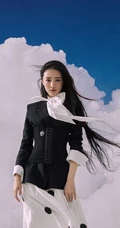 徐璐长发飘飘柔美写真大片，以沙漠，蓝天白云等为棚拍背景杂志美图