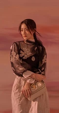 徐璐长发飘飘柔美写真大片，以沙漠，蓝天白云等为棚拍背景杂志美图