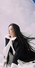 徐璐长发飘飘柔美写真大片，以沙漠，蓝天白云等为棚拍背景杂志美图