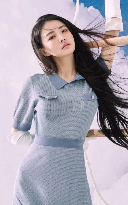 徐璐长发飘飘柔美写真大片，以沙漠，蓝天白云等为棚拍背景杂志美图