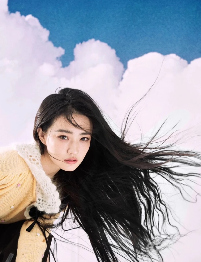徐璐长发飘飘柔美写真大片，以沙漠，蓝天白云等为棚拍背景杂志美图