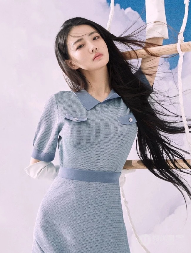 徐璐长发飘飘柔美写真大片，以沙漠，蓝天白云等为棚拍背景杂志美图