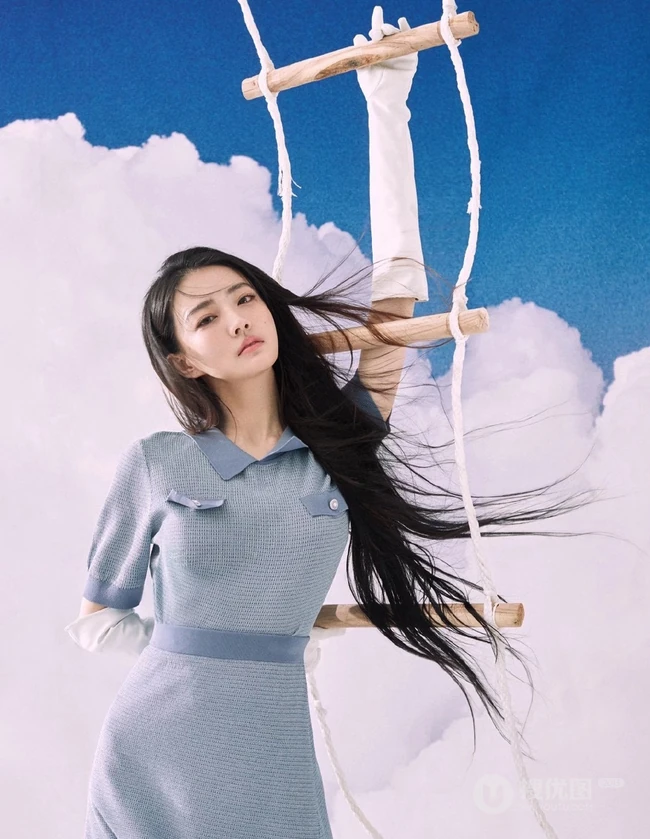 徐璐长发飘飘柔美写真大片，以沙漠，蓝天白云等为棚拍背景杂志美图