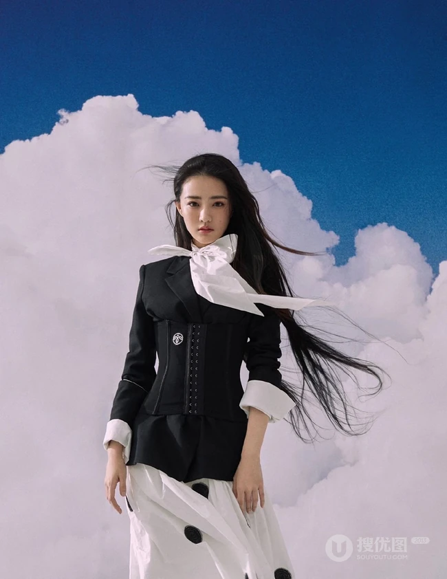 徐璐长发飘飘柔美写真大片，以沙漠，蓝天白云等为棚拍背景杂志美图