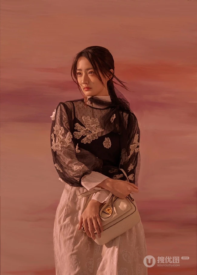 徐璐长发飘飘柔美写真大片，以沙漠，蓝天白云等为棚拍背景杂志美图