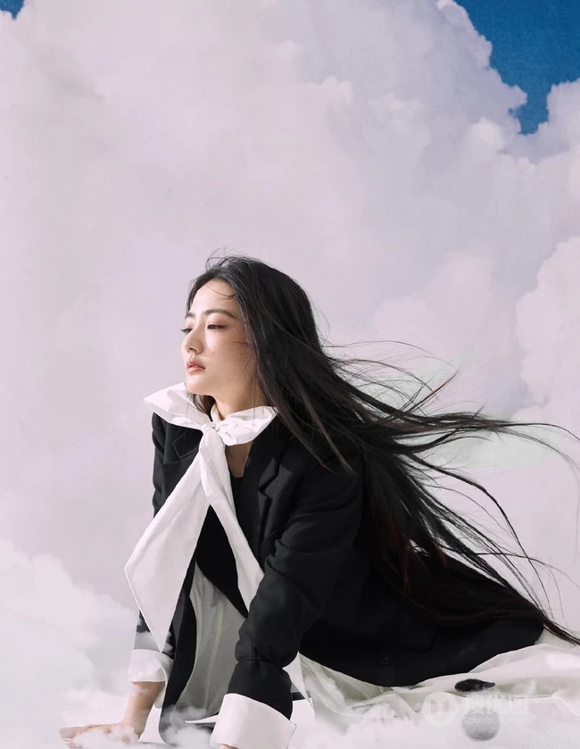 徐璐长发飘飘柔美写真大片，以沙漠，蓝天白云等为棚拍背景杂志美图
