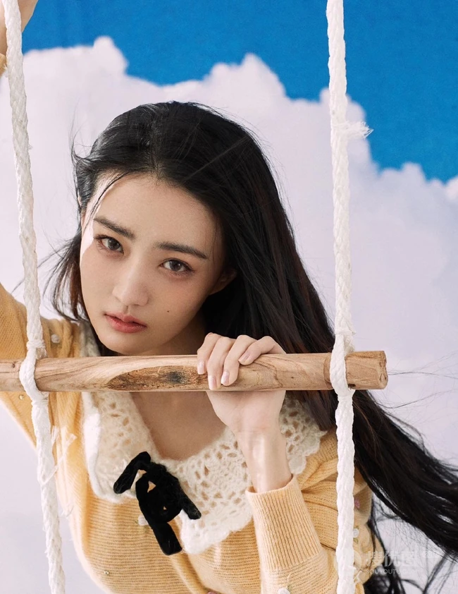 徐璐长发飘飘柔美写真大片，以沙漠，蓝天白云等为棚拍背景杂志美图