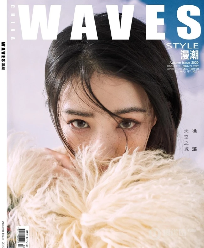 徐璐长发飘飘柔美写真大片，以沙漠，蓝天白云等为棚拍背景杂志美图