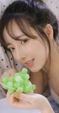 浅粉白皙双眼皮少女肩带背心短裤居家整理衣物，剪指甲写真图片
