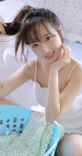 浅粉白皙双眼皮少女肩带背心短裤居家整理衣物，剪指甲写真图片
