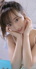 浅粉白皙双眼皮少女肩带背心短裤居家整理衣物，剪指甲写真图片