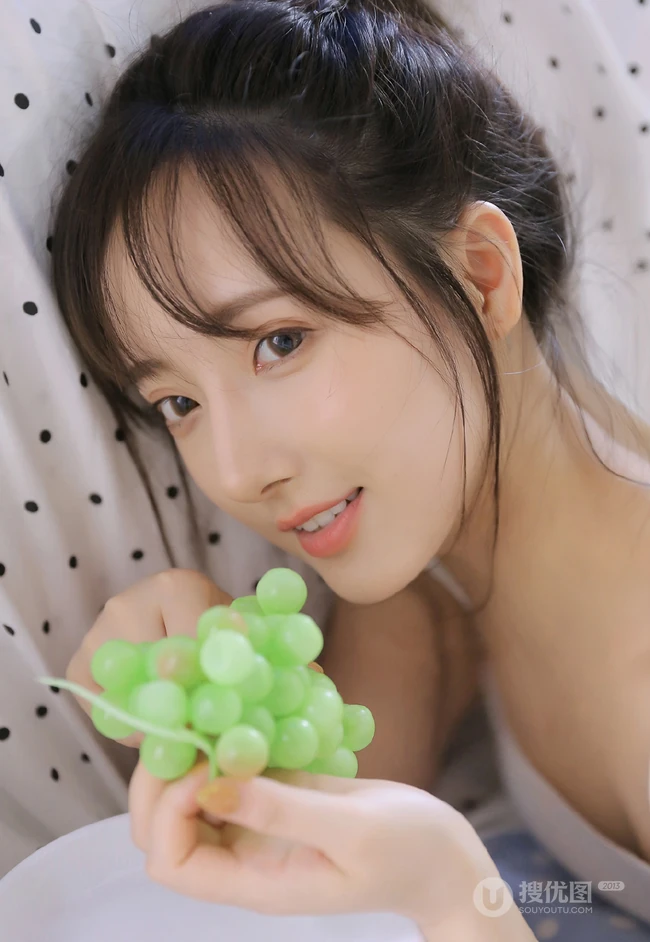 浅粉白皙双眼皮少女肩带背心短裤居家整理衣物，剪指甲写真图片