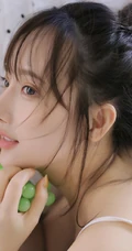 浅粉白皙双眼皮少女肩带背心短裤居家整理衣物，剪指甲写真图片
