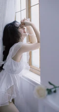 漂亮清新的卷发麻花辫女孩蕾丝白裙露背装显美背线条感室内艺术摄影写真