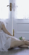 漂亮清新的卷发麻花辫女孩蕾丝白裙露背装显美背线条感室内艺术摄影写真