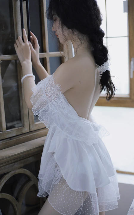 漂亮清新的卷发麻花辫女孩蕾丝白裙露背装显美背线条感室内艺术摄影写真
