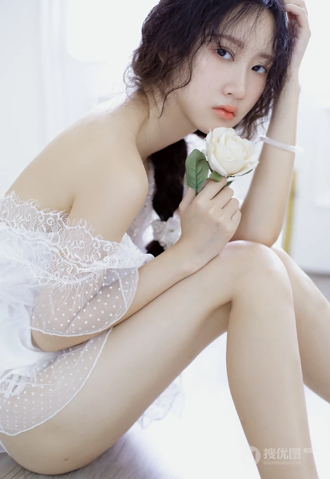 漂亮清新的卷发麻花辫女孩蕾丝白裙露背装显美背线条感室内艺术摄影写真