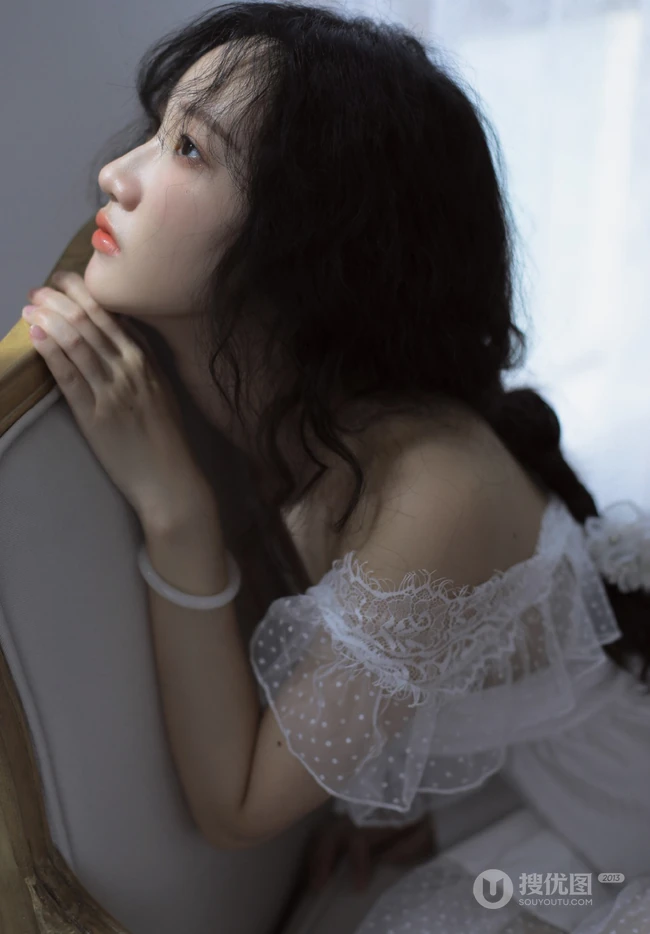 漂亮清新的卷发麻花辫女孩蕾丝白裙露背装显美背线条感室内艺术摄影写真