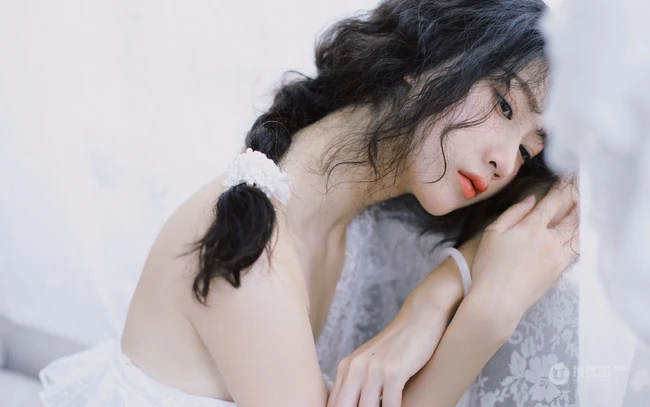漂亮清新的卷发麻花辫女孩蕾丝白裙露背装显美背线条感室内艺术摄影写真