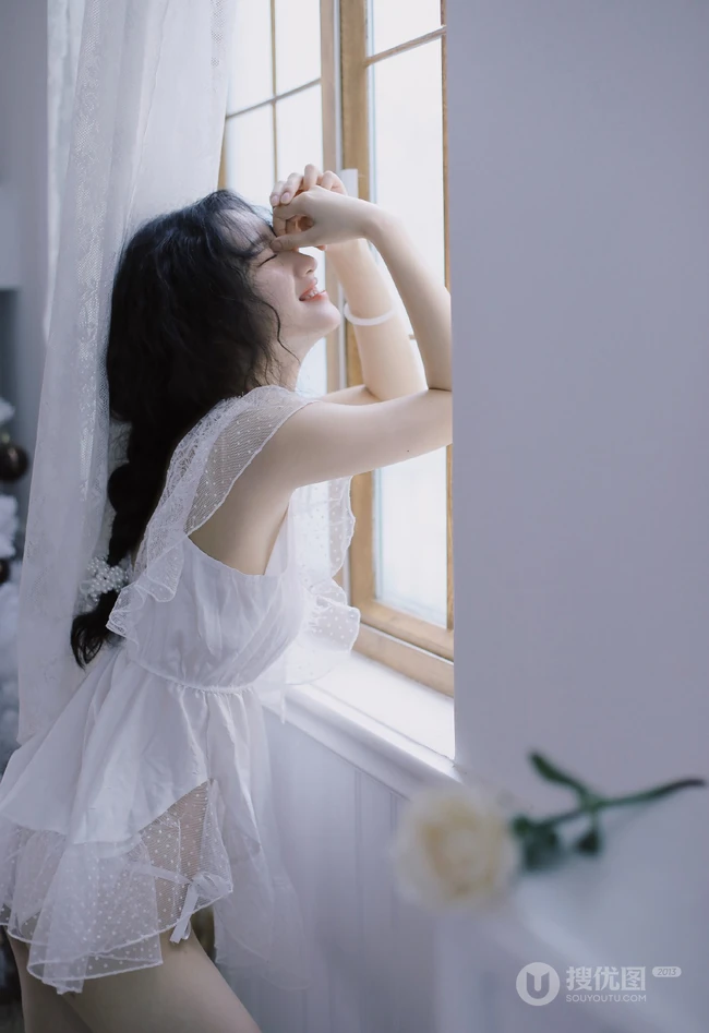 漂亮清新的卷发麻花辫女孩蕾丝白裙露背装显美背线条感室内艺术摄影写真