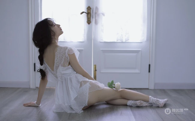 漂亮清新的卷发麻花辫女孩蕾丝白裙露背装显美背线条感室内艺术摄影写真