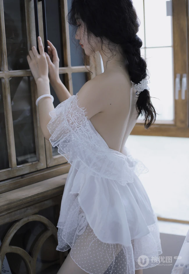 漂亮清新的卷发麻花辫女孩蕾丝白裙露背装显美背线条感室内艺术摄影写真