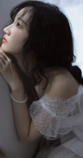 漂亮清新的卷发麻花辫女孩蕾丝白裙露背装显美背线条感室内艺术摄影写真