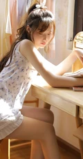 邻家少女般甜美动人少女印花衣短裤穿着在家看书怡然清新写真