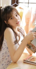 邻家少女般甜美动人少女印花衣短裤穿着在家看书怡然清新写真