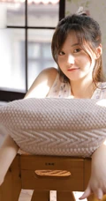 邻家少女般甜美动人少女印花衣短裤穿着在家看书怡然清新写真