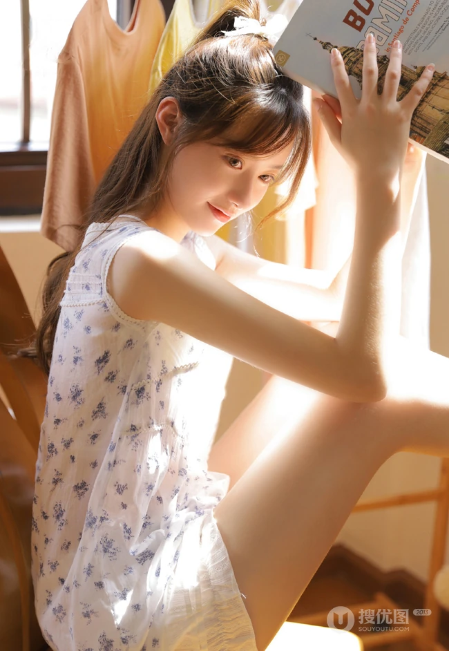 邻家少女般甜美动人少女印花衣短裤穿着在家看书怡然清新写真