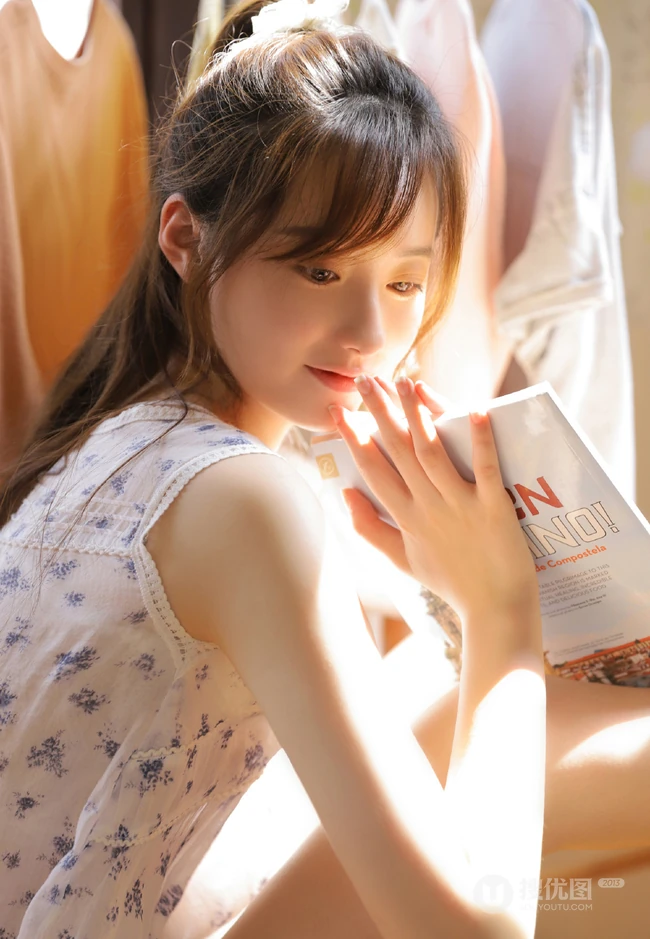 邻家少女般甜美动人少女印花衣短裤穿着在家看书怡然清新写真
