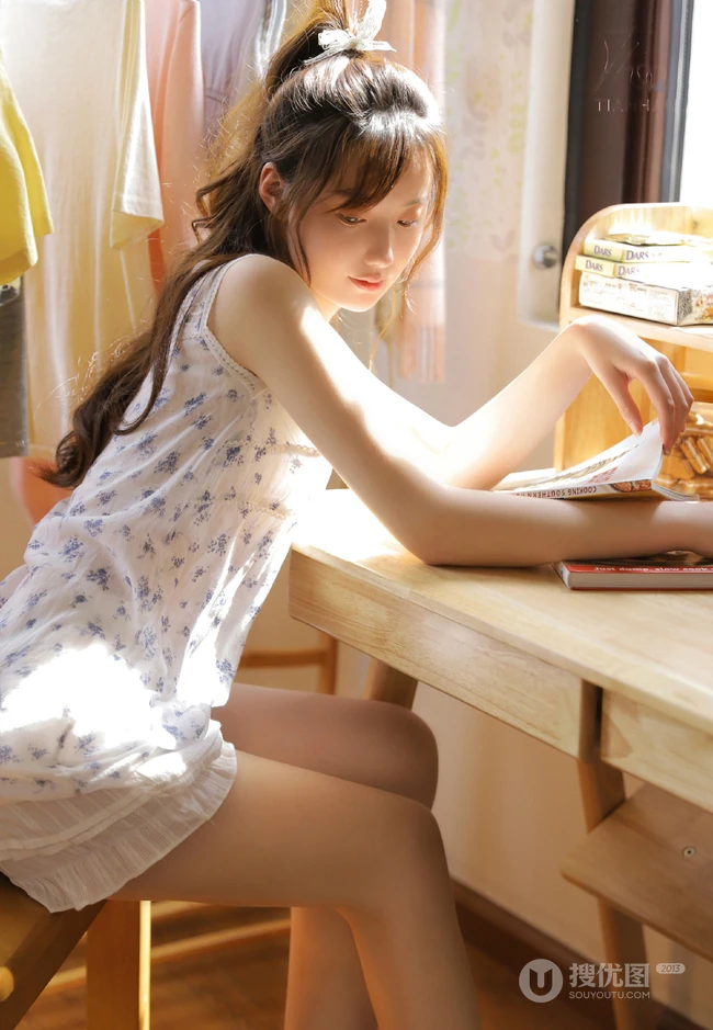 邻家少女般甜美动人少女印花衣短裤穿着在家看书怡然清新写真