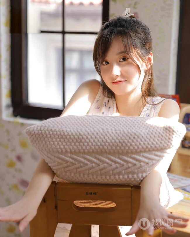 邻家少女般甜美动人少女印花衣短裤穿着在家看书怡然清新写真