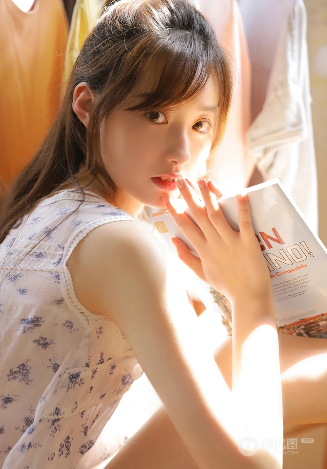 邻家少女般甜美动人少女印花衣短裤穿着在家看书怡然清新写真