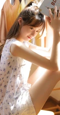 邻家少女般甜美动人少女印花衣短裤穿着在家看书怡然清新写真