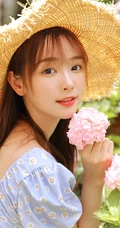 戴草帽的清新少女蓝衣小碎花连衣裙花园唯美写真照片