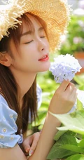 戴草帽的清新少女蓝衣小碎花连衣裙花园唯美写真照片