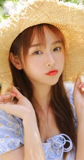 戴草帽的清新少女蓝衣小碎花连衣裙花园唯美写真照片