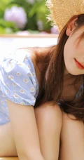 戴草帽的清新少女蓝衣小碎花连衣裙花园唯美写真照片