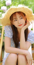 戴草帽的清新少女蓝衣小碎花连衣裙花园唯美写真照片