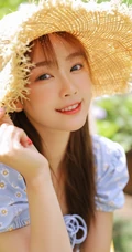 戴草帽的清新少女蓝衣小碎花连衣裙花园唯美写真照片