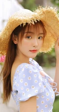 戴草帽的清新少女蓝衣小碎花连衣裙花园唯美写真照片