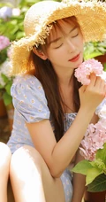 戴草帽的清新少女蓝衣小碎花连衣裙花园唯美写真照片