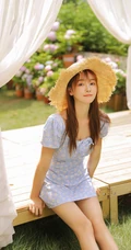 戴草帽的清新少女蓝衣小碎花连衣裙花园唯美写真照片